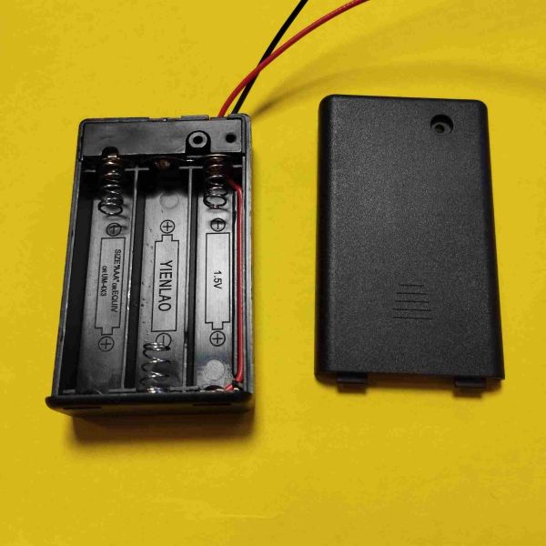 Відсік для 3 батарей ААA з кришкою та вимикачем