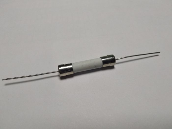 Запобіжник 6*30мм 8A керамічний з виводом 