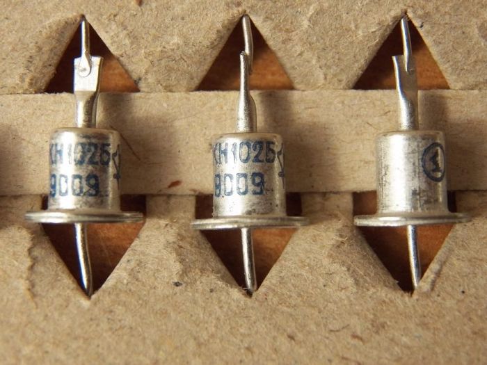 Діністор КН102Б