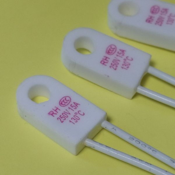 Термозапобіжники керамічні (RH-02 "підкова") для нагрівачів (авто, котли та ін.) 15А 250V 130°C