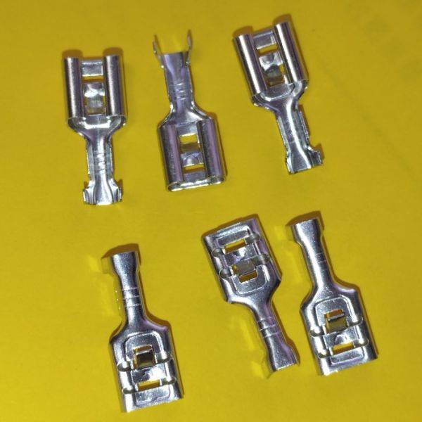 Клема неізольована ножова 6,3мм мама DJ622-A6.3B з фіксатором латунь луджена латунь