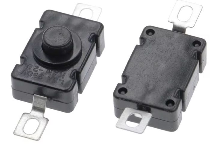 Кнопковий перемикач для ліхтарика PBS-02A(KAN-28) чорна прямокутна