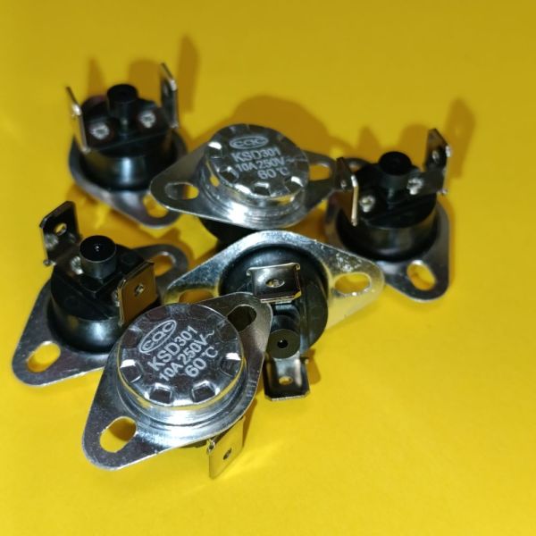 Термостат серії KSD301 60°С 10A з кнопкою нормально замкнутий вертикальні NC контакти, нерухомий фланець, бакеліт