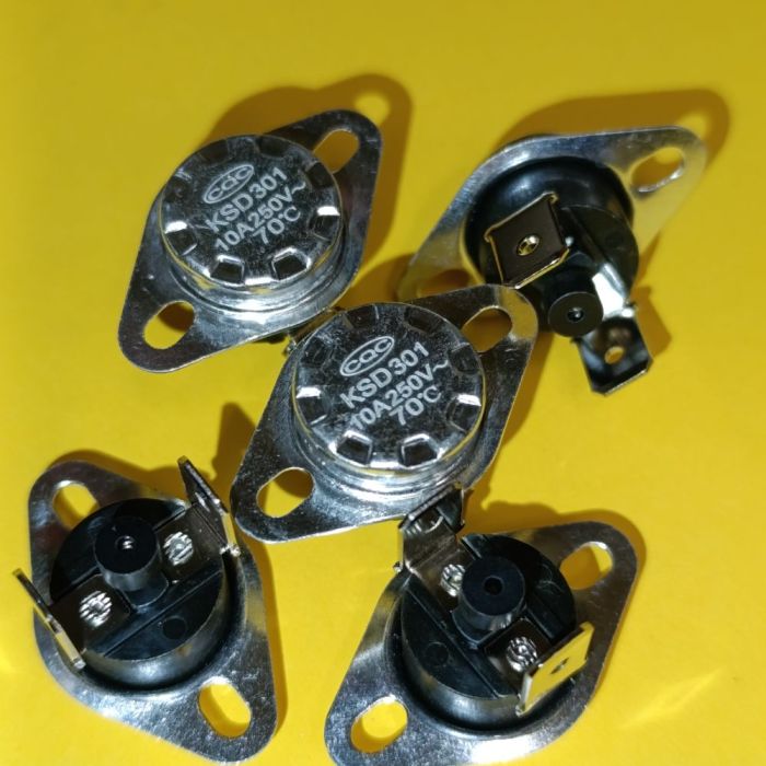 Термостат серії KSD301 70°С 10A з кнопкою нормально замкнутий вертикальні NC контакти, нерухомий фланець, бакеліт