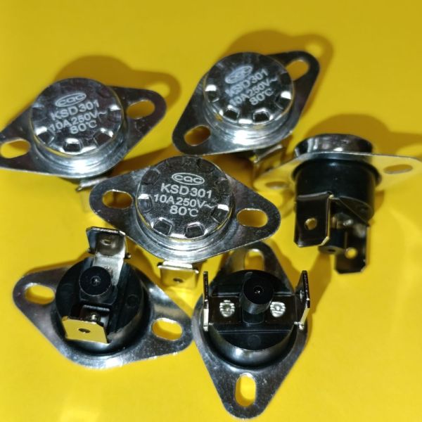 Термостат серії KSD301 80°С 10A з кнопкою нормально замкнутий вертикальні контакти NC, нерухомий фланець, бакеліт