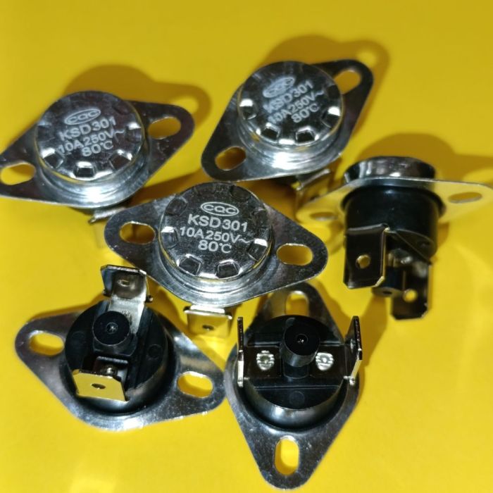 Термостат серії KSD301 80°С 10A з кнопкою нормально замкнутий вертикальні контакти NC, нерухомий фланець, бакеліт