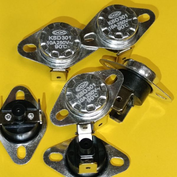 Термостат серії KSD301 90°С 10A з кнопкою нормально замкнутий вертикальні NC контакти, нерухомий фланець, бакеліт