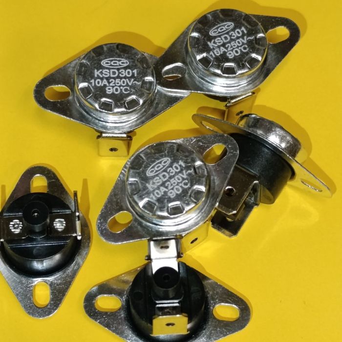 Термостат серії KSD301 90°С 10A з кнопкою нормально замкнутий вертикальні NC контакти, нерухомий фланець, бакеліт