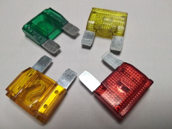 Запобіжник автомобільний maxi 20A